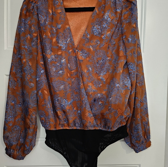 En Creme Floral Jacquard Chiffon Bodysuit sz small - Picture 3 of 4